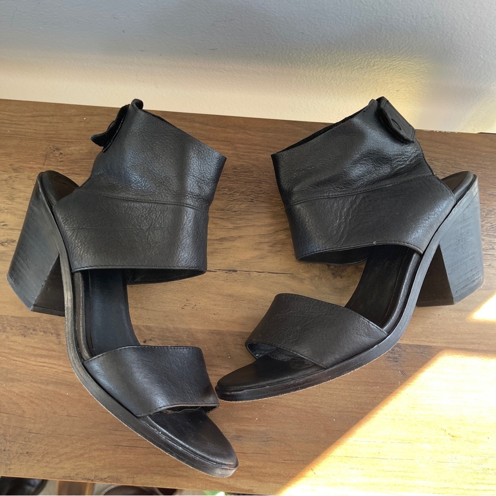 EILEEN FISHER Arts Ankle Cuff Washed Black
Soft Italian Leather Sandals